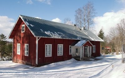 Keltaisessa koulu- ja kylätalossa kaikki kunnossa!