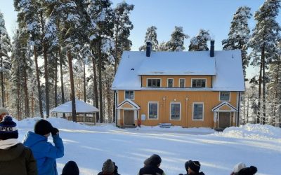 Koulaisille saatiin vauhtia pulkkamäkiin – uudet pulkat luistavat kovaa