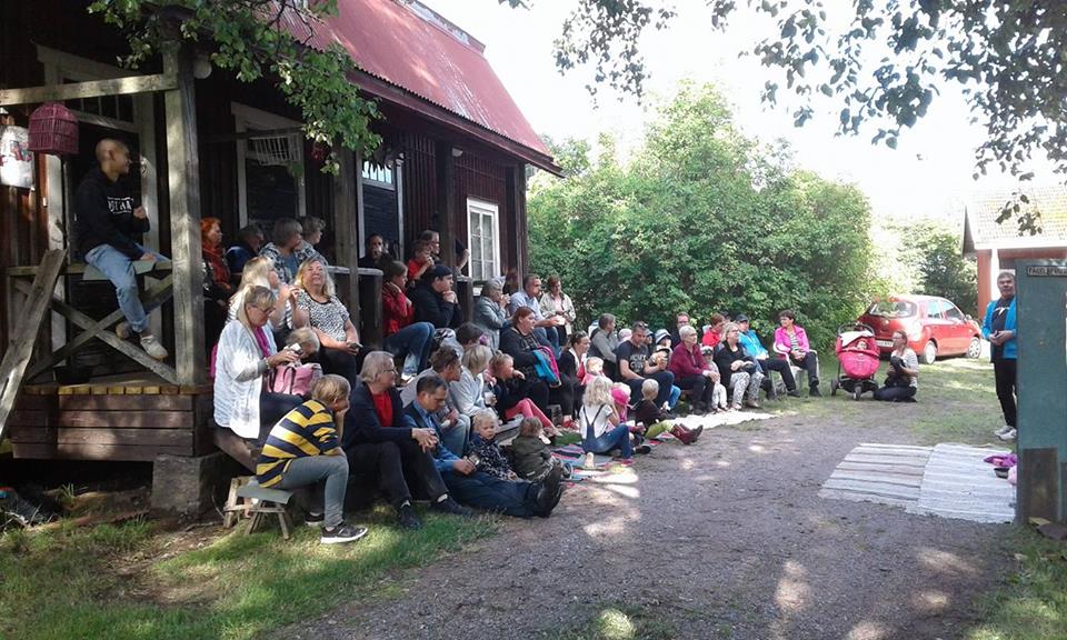 Kylänpään talon rappuset toimivat teatterikatsomona kesällä 2018, kun Teatteri Perä esitti näytelmää "Kolme porsasta ja ovela susi".