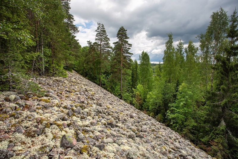 Entistä Yoldianmeren rantakivikkoa nykyisen Ylimmäinen-järven pohjoispuolella.